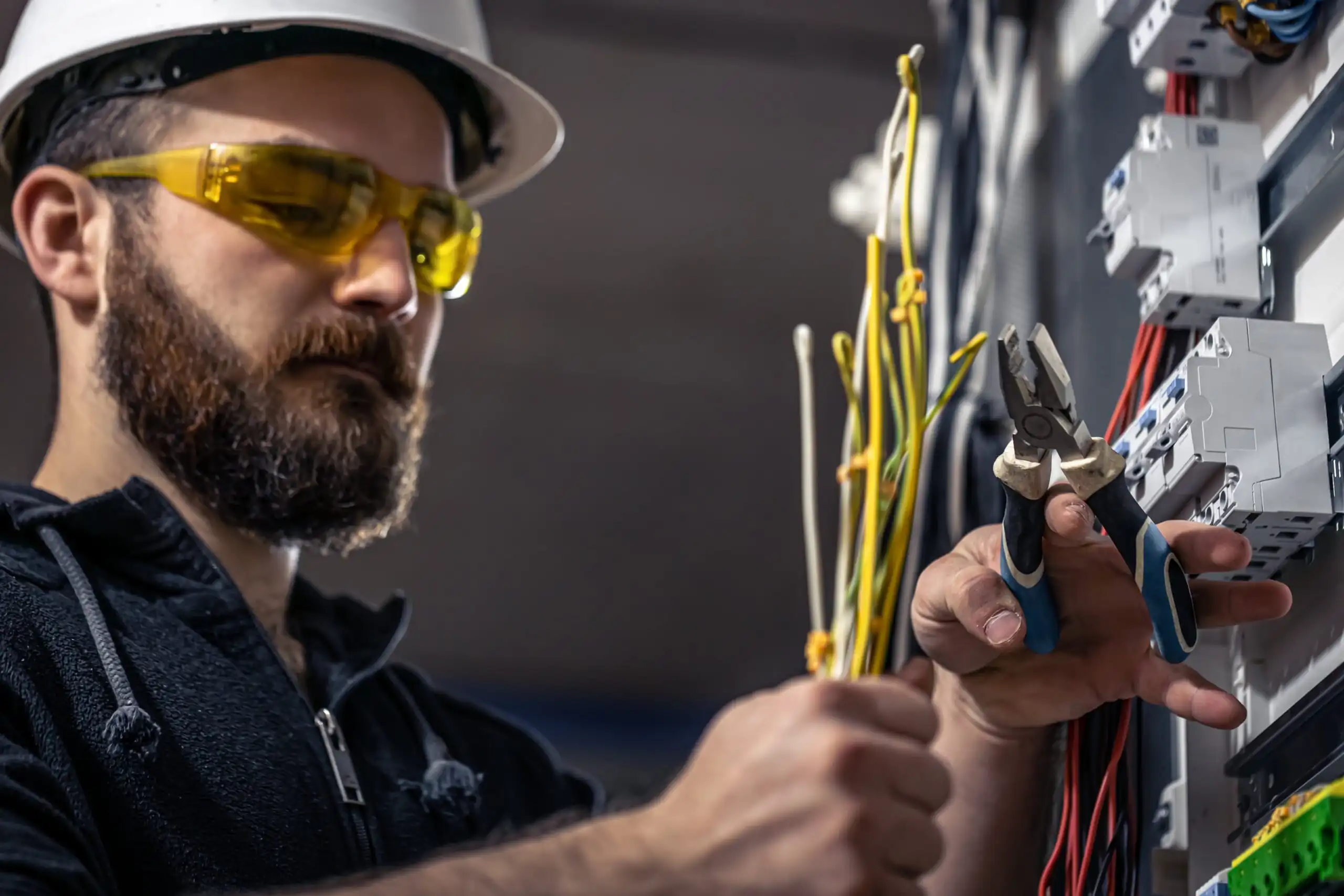 Electrical repair Dubai technician
